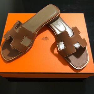 Hermès Oran Sandals in Gold Piqures Ecrues